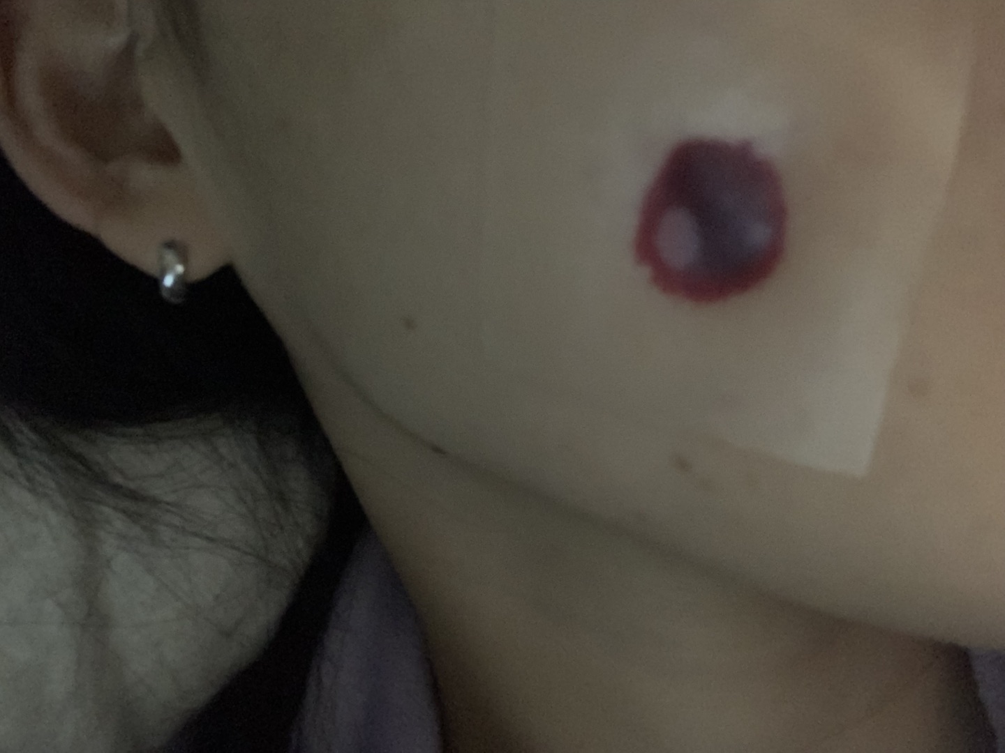 가슴에 문신을 한 사람의 클로즈업 사진 – Unsplash의 무료 보석류 이미지, image size:1440x1080