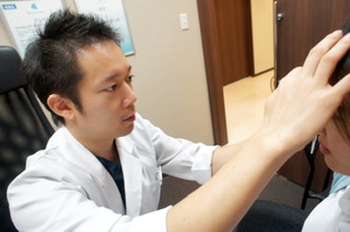 《医師のカウンセリング》 お顔の状態を拝見しながら、どの部位にどのくらいの注入が必要か、注入を行うことでどのような効果が現れるのかを詳しくご説明させて頂きます。大まかな必要本数もお伝えさせて頂きます