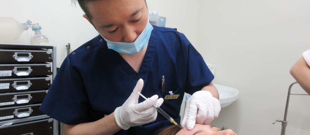 《注入》注入部位に応じて体勢を変えて注入していきます。使用する製剤には、リドカイン(麻酔成分)が含まれているため、注入時の痛み軽減効果もあります。